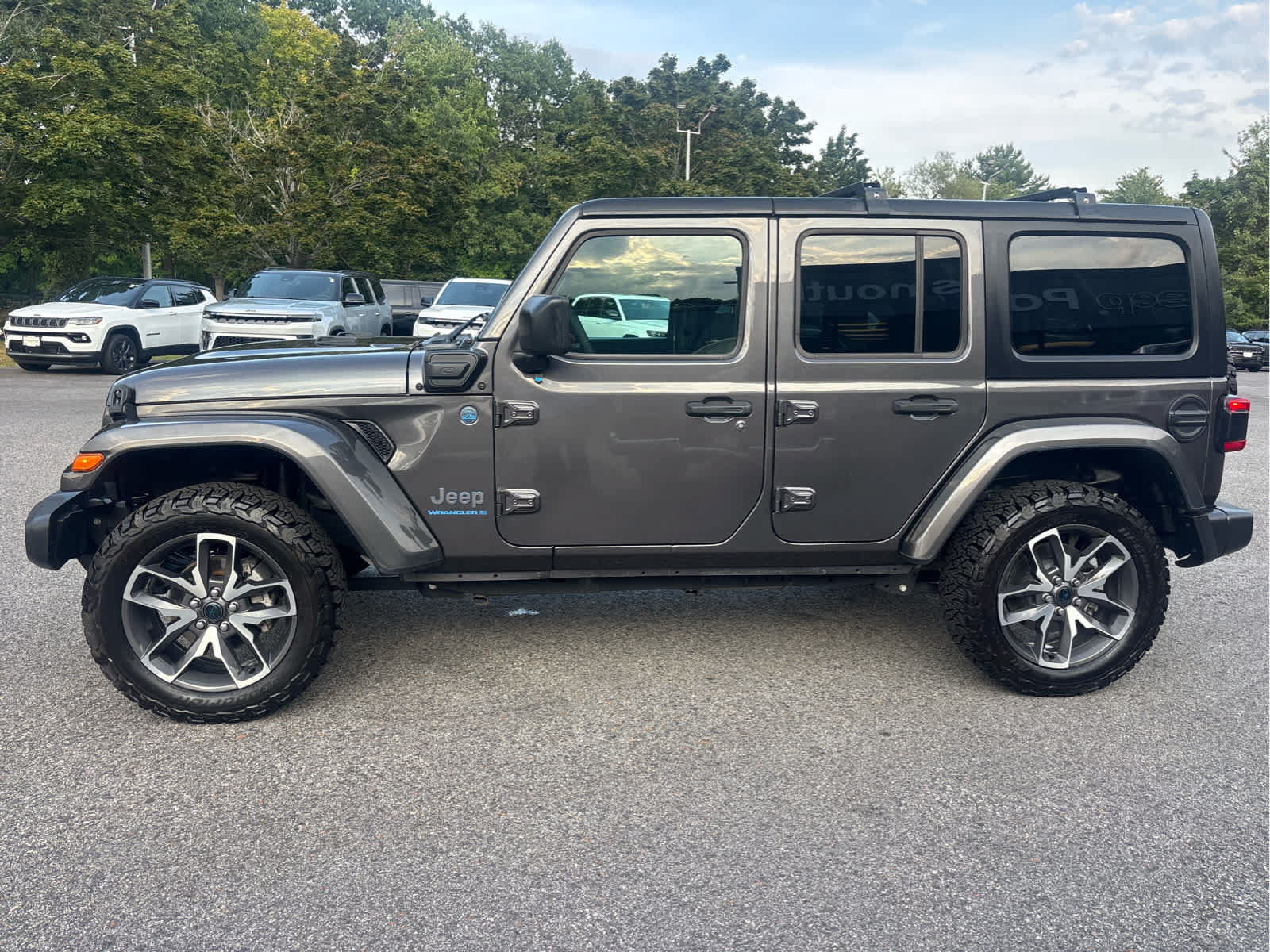 Used 2024 Jeep Wrangler Unlimited w/ Convenience Group AWD/4WD image 4