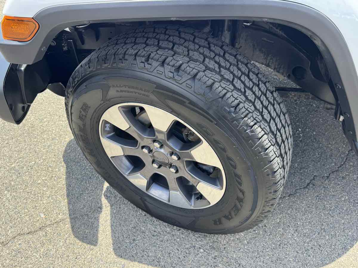 Used 2018 Jeep Wrangler Unlimited Sahara w/ LED Lighting Group AWD/4WD image 35