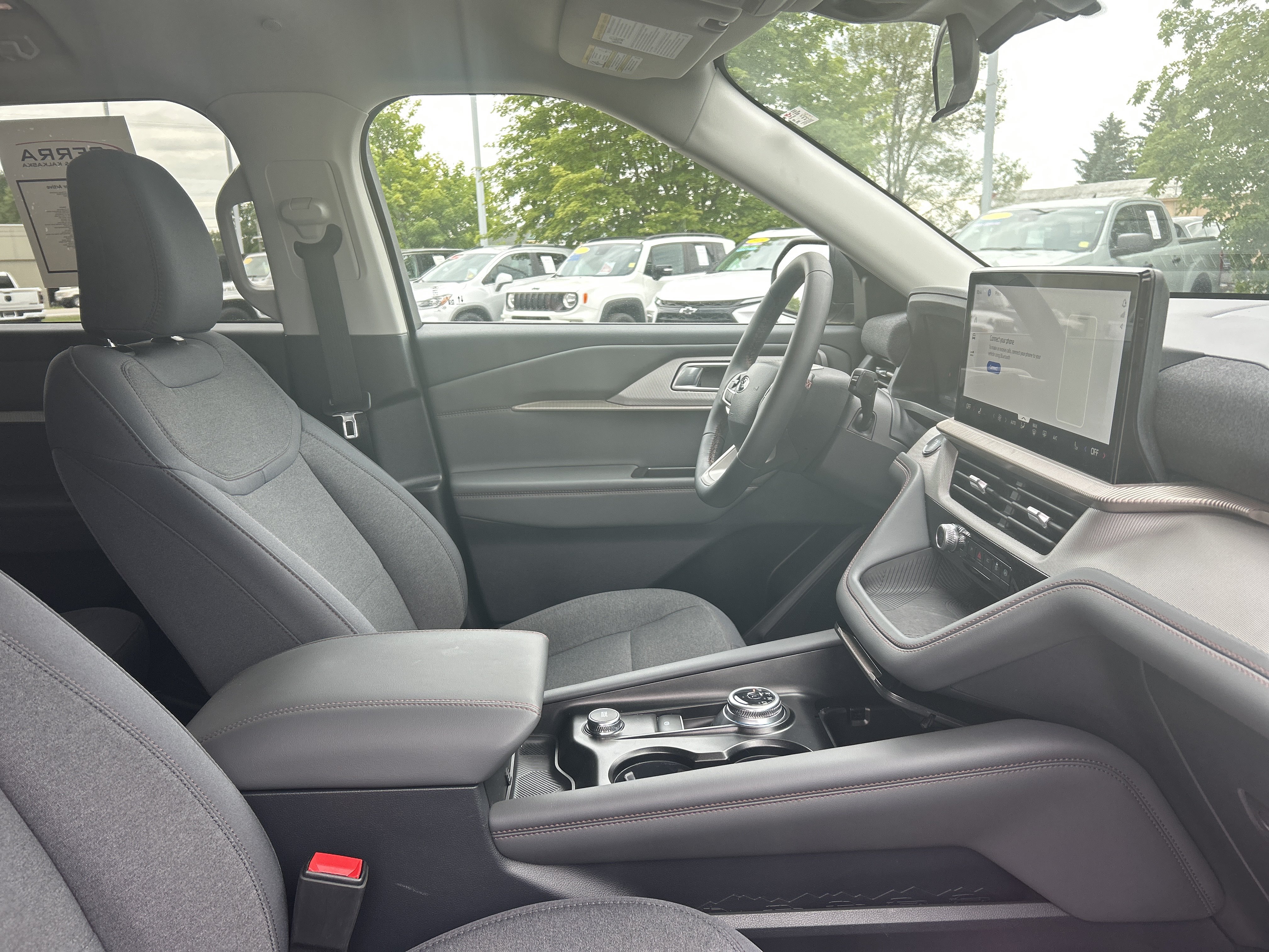 Used 2025 Ford Explorer Active AWD/4WD image 9