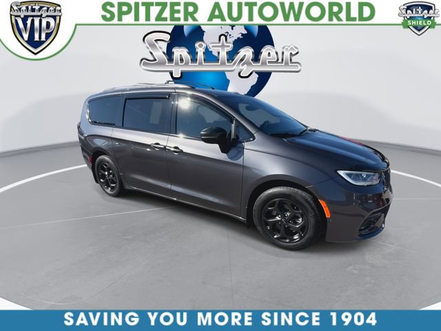 Used 2023 Chrysler Pacifica Touring-L w/ S Appearance Package image 2