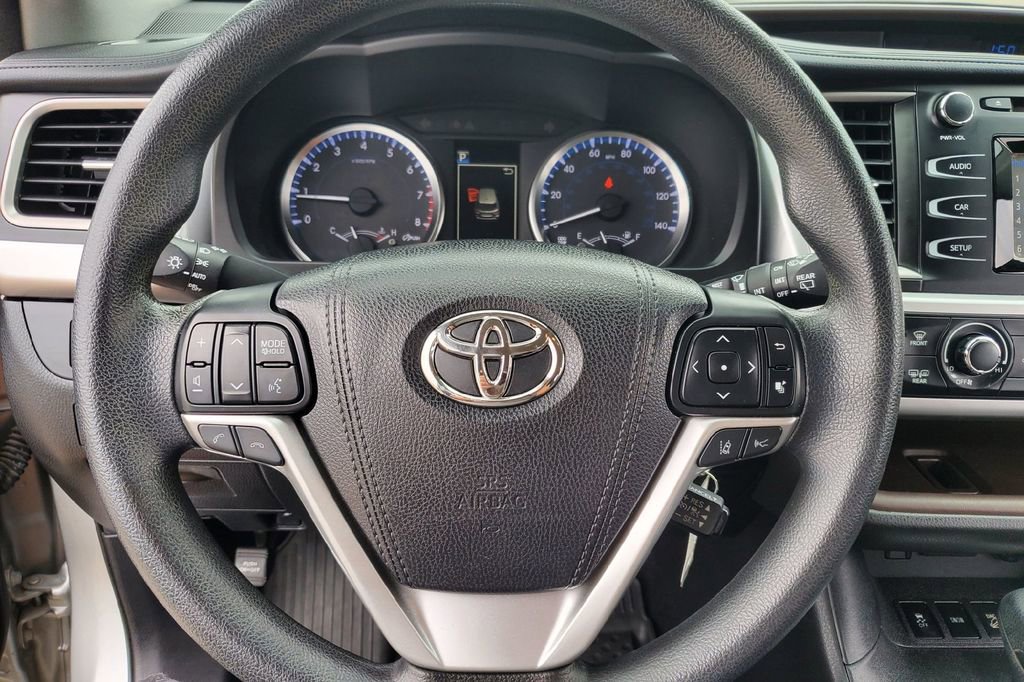 Used 2017 Toyota Highlander LE AWD/4WD image 6