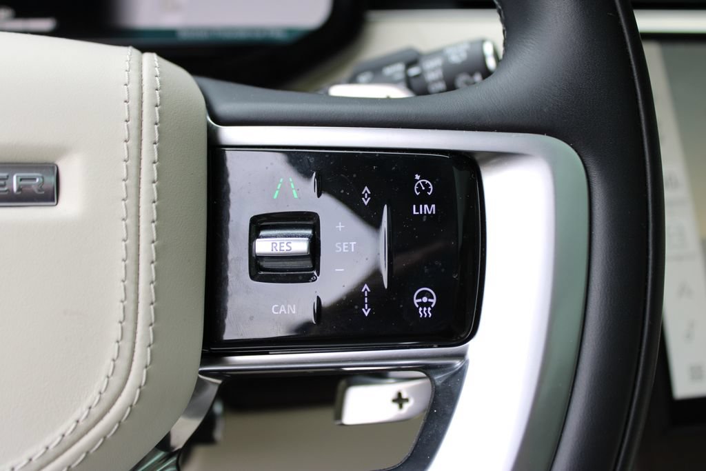 Used 2025 Land Rover Range Rover SE AWD/4WD image 12