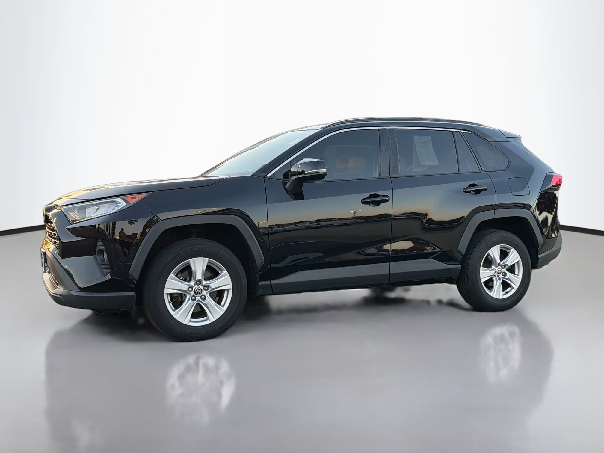 Used 2021 Toyota RAV4 XLE FWD image 3