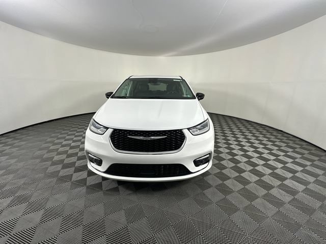 Used 2024 Chrysler Pacifica Touring-L FWD image 3