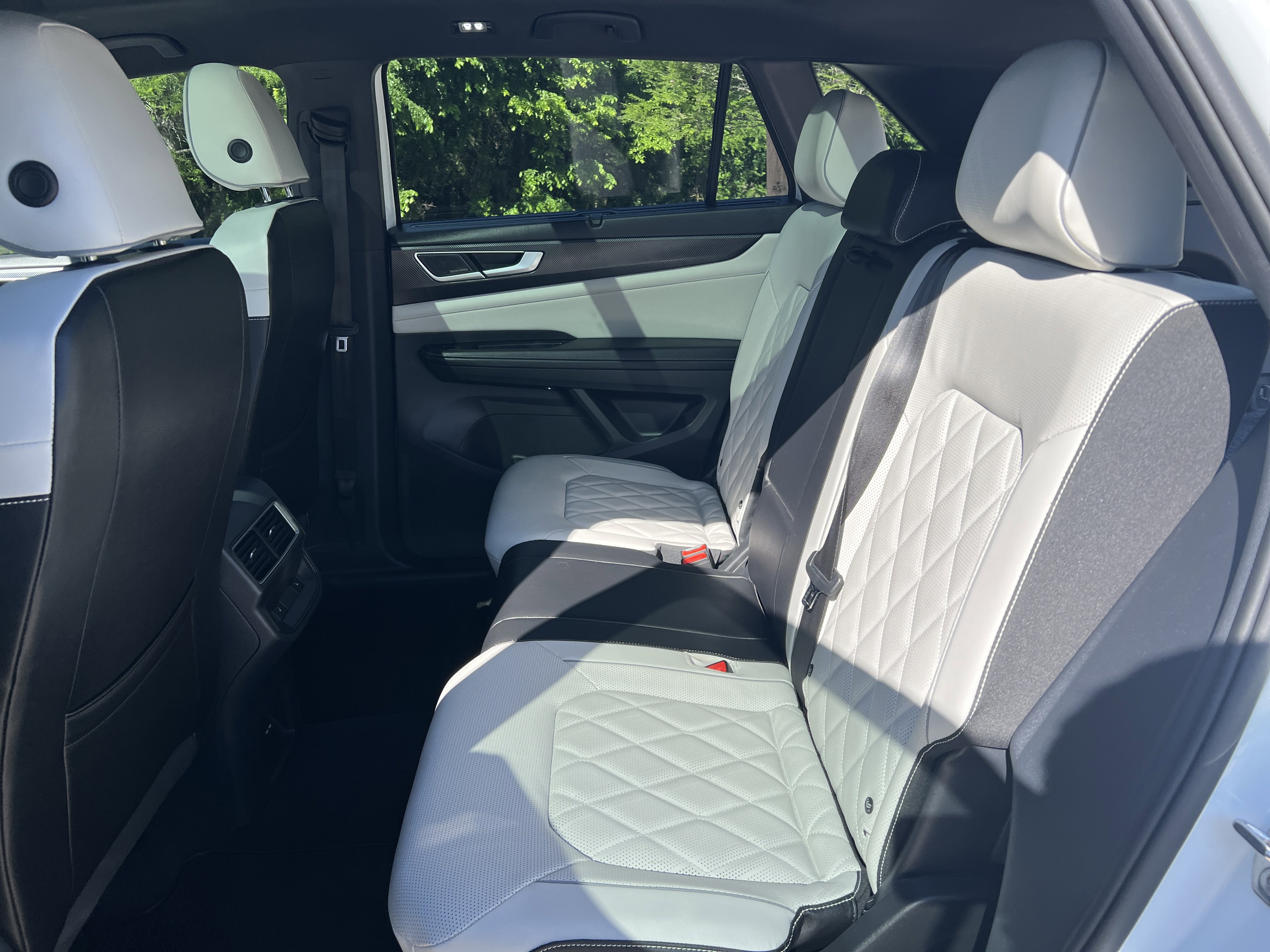 Used 2025 Volkswagen Atlas Cross Sport SEL Premium R-Line image 31