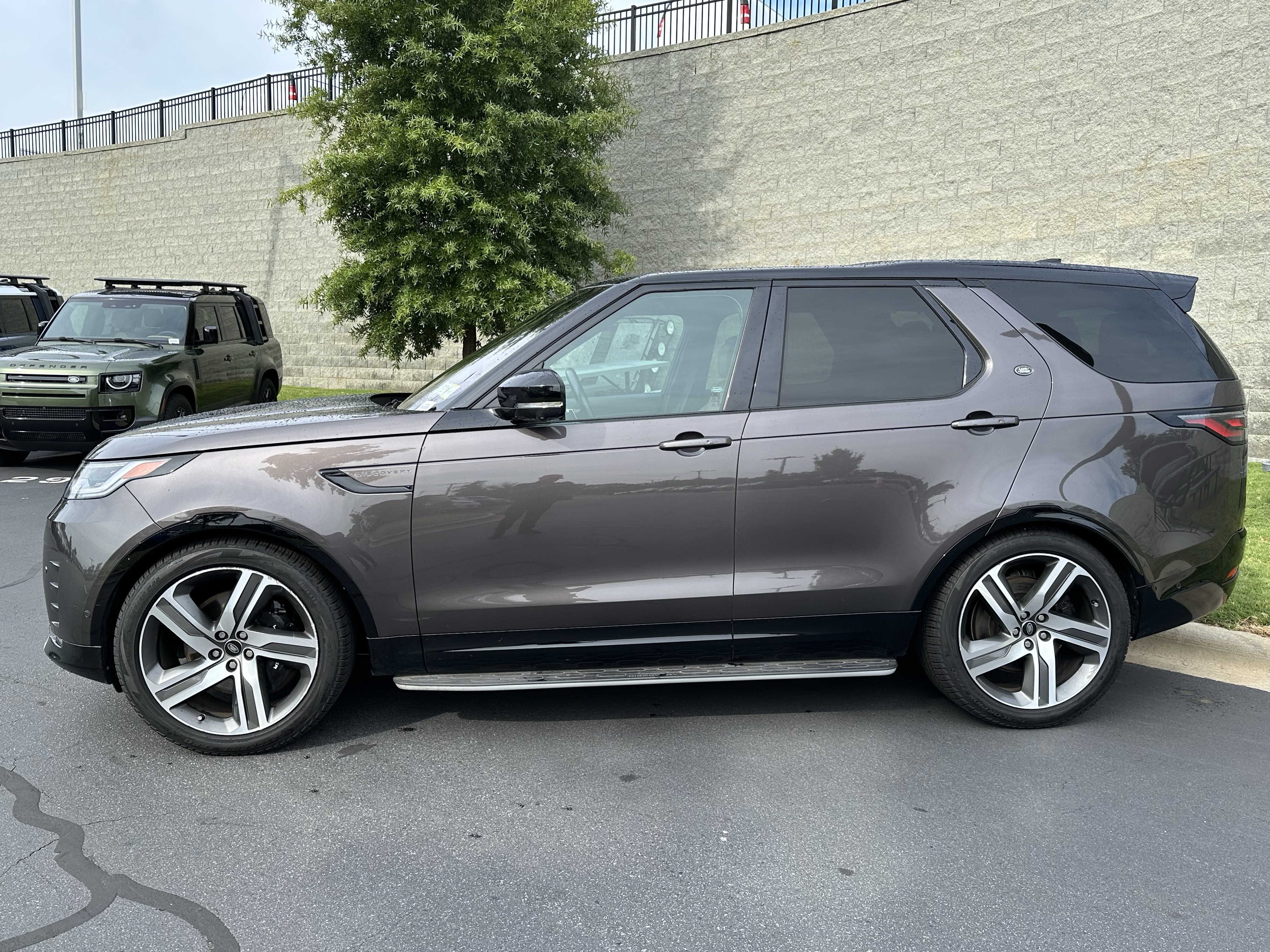 Certified 2023 Land Rover Discovery Metropolitan Edition AWD/4WD image 4