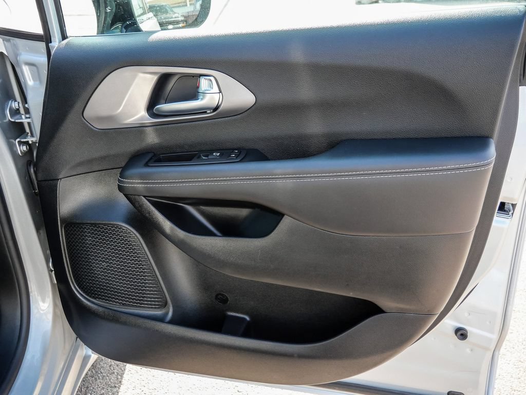 Used 2026 Chrysler Pacifica Select FWD image 17