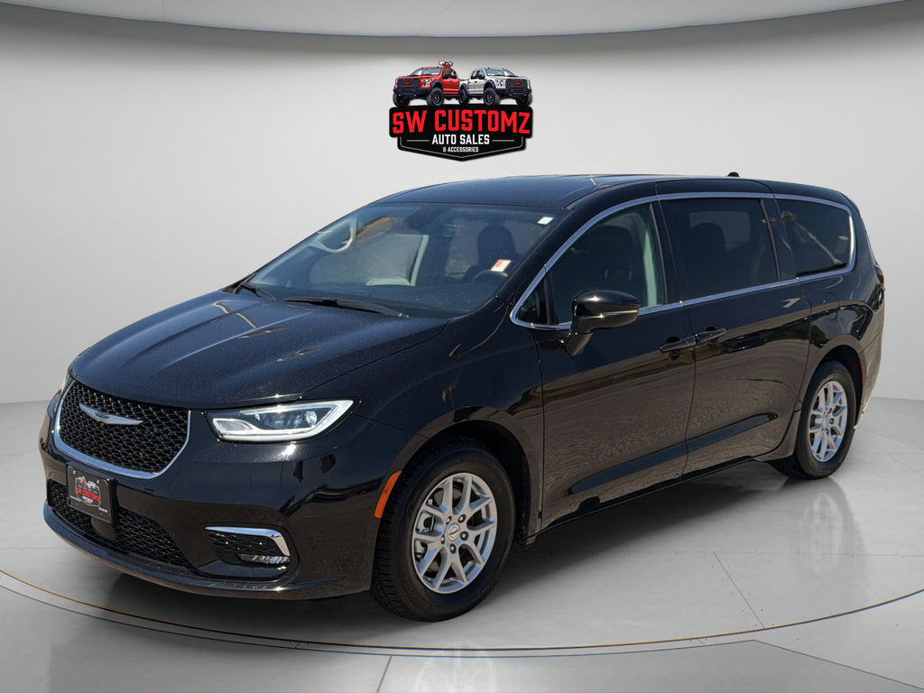 Used 2024 Chrysler Pacifica Touring-L FWD image 3