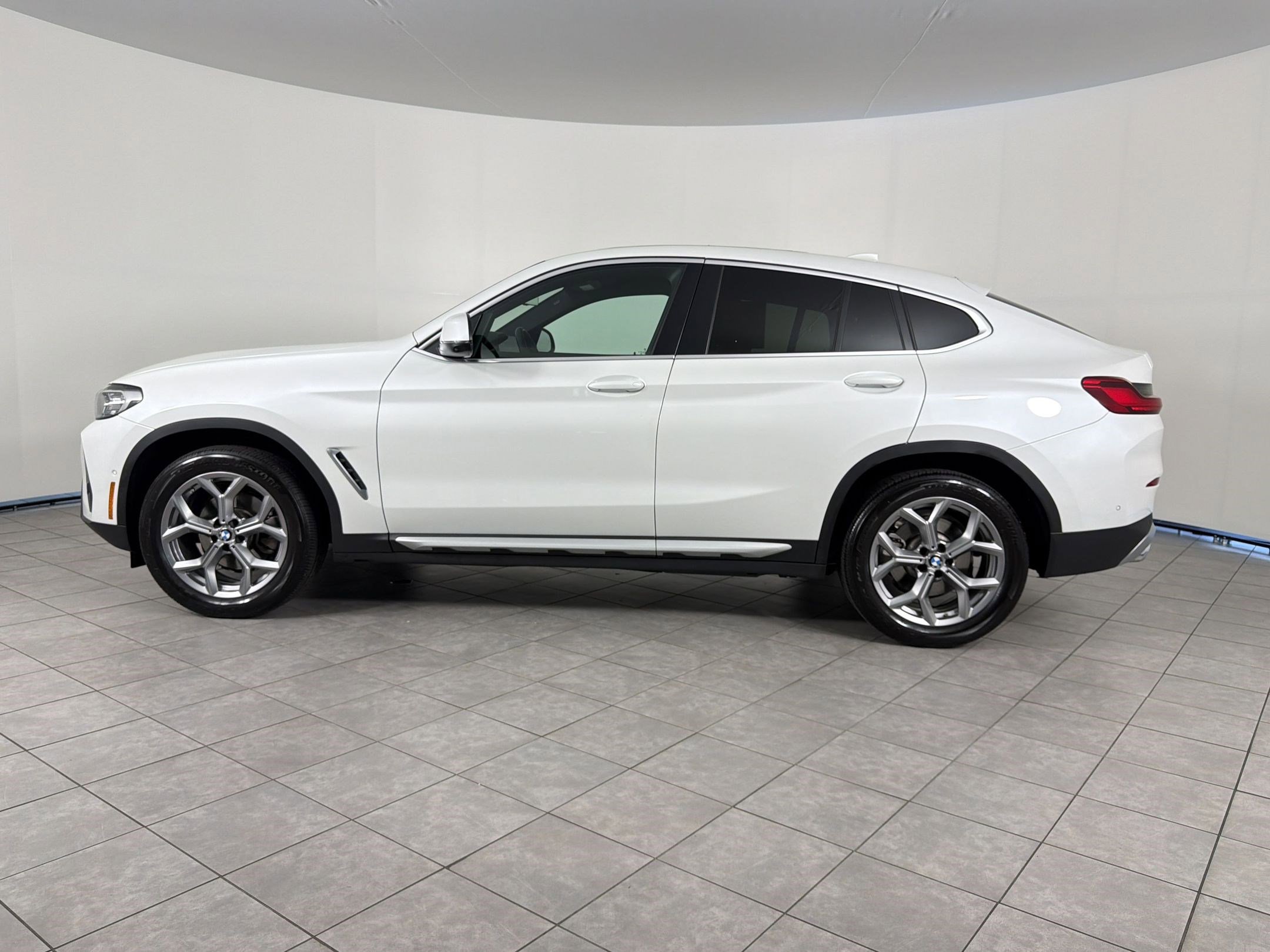 Certified 2025 BMW X4 xDrive30i AWD/4WD image 2