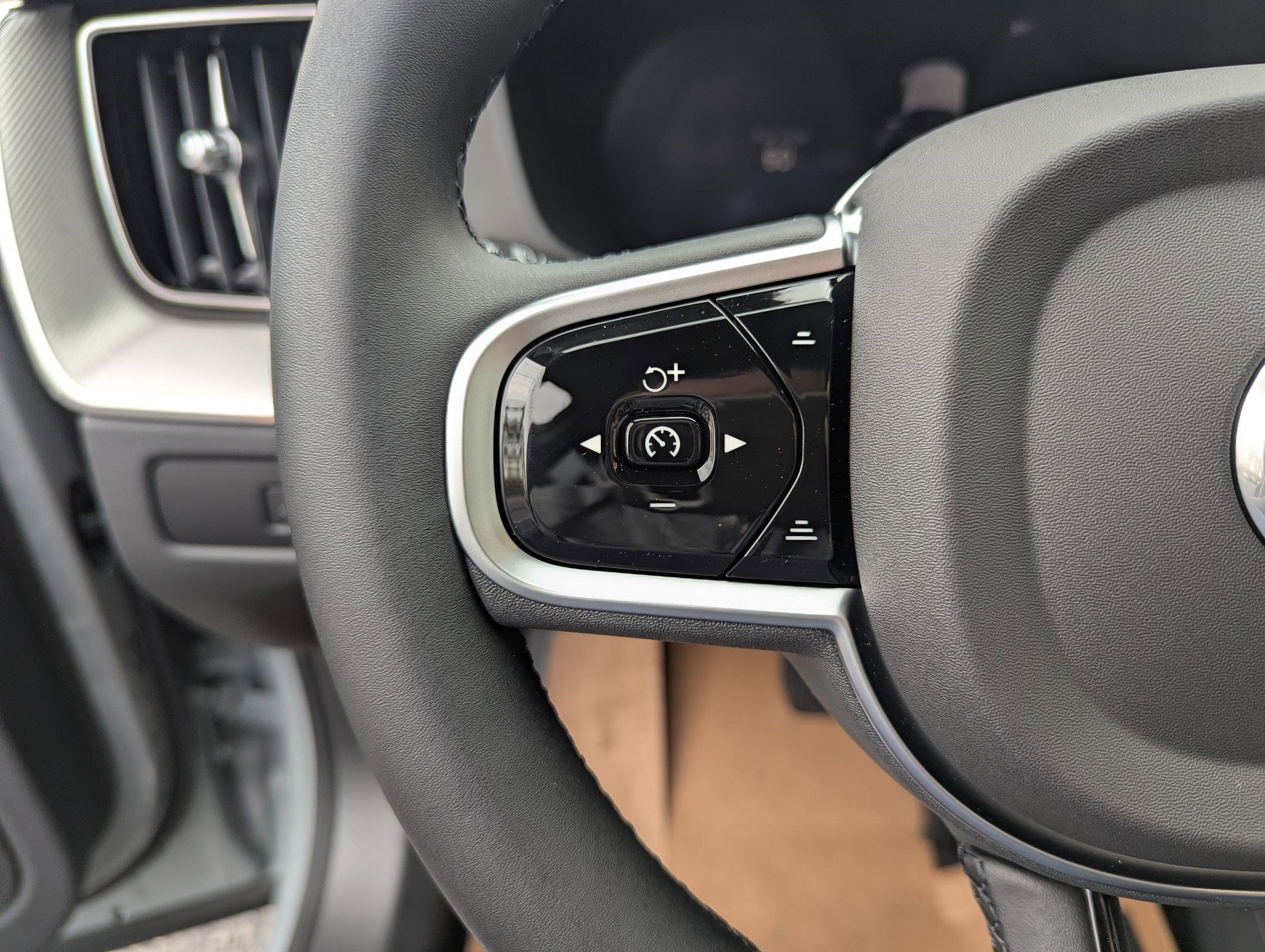 New 2026 Volvo XC60 B5 Ultra w/ Protection Package Premier image 11