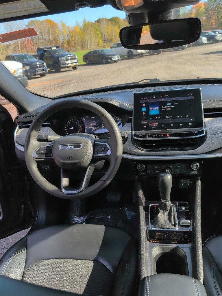 Used 2023 Jeep Compass Latitude w/ Convenience Group AWD/4WD image 16