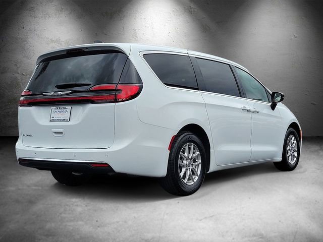 Used 2025 Chrysler Pacifica Select FWD image 3