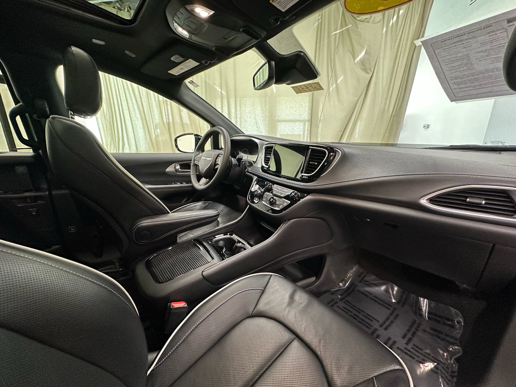 Used 2026 Chrysler Pacifica Limited w/ S Appearance Package FWD image 25
