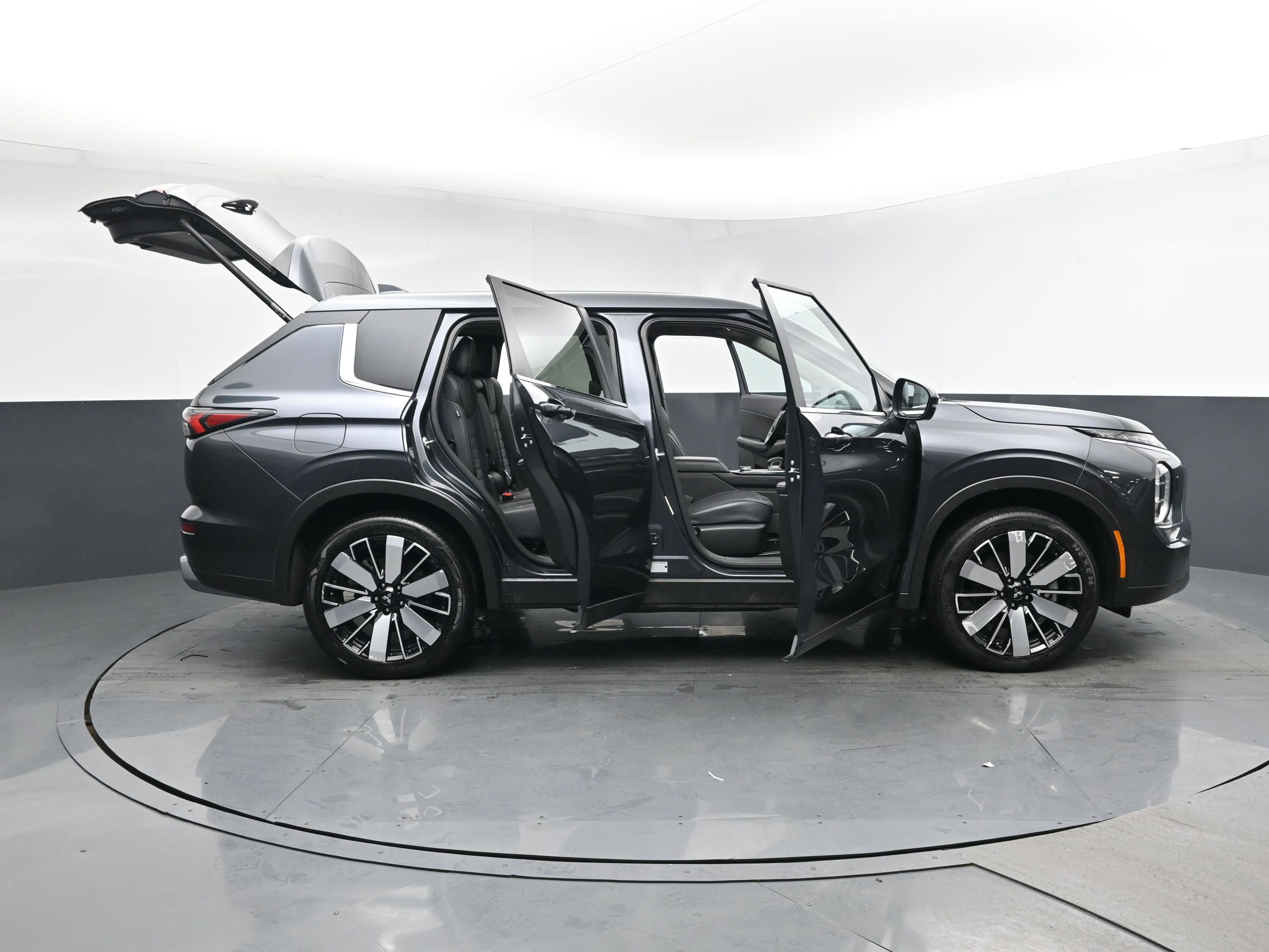 Used 2025 Mitsubishi Outlander AWD image 26