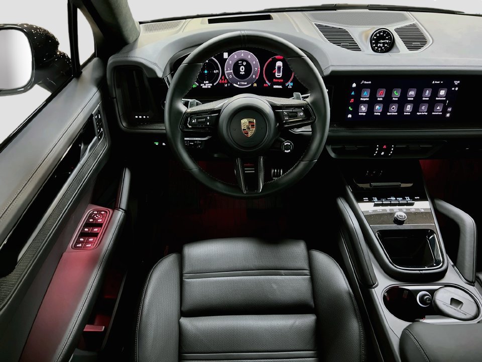 Certified 2025 Porsche Cayenne GTS AWD/4WD image 25