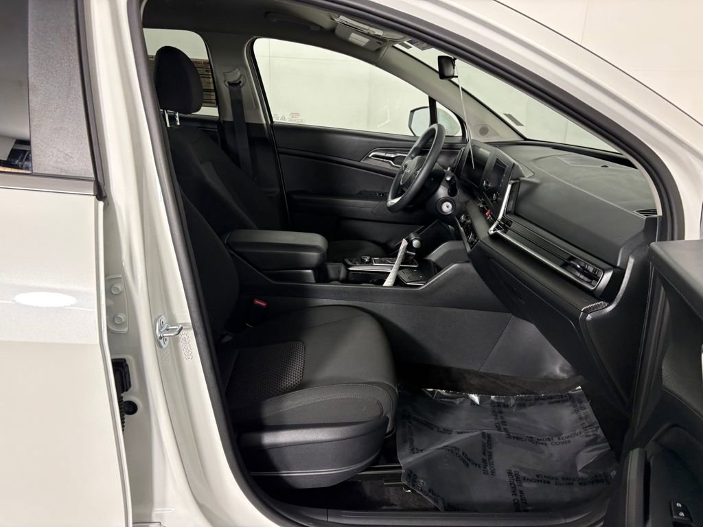 Used 2025 Kia Sportage LX image 34