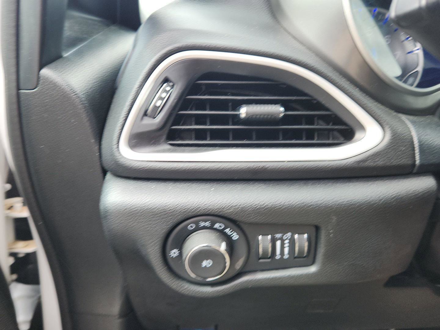 Used 2025 Chrysler Pacifica Select FWD image 23