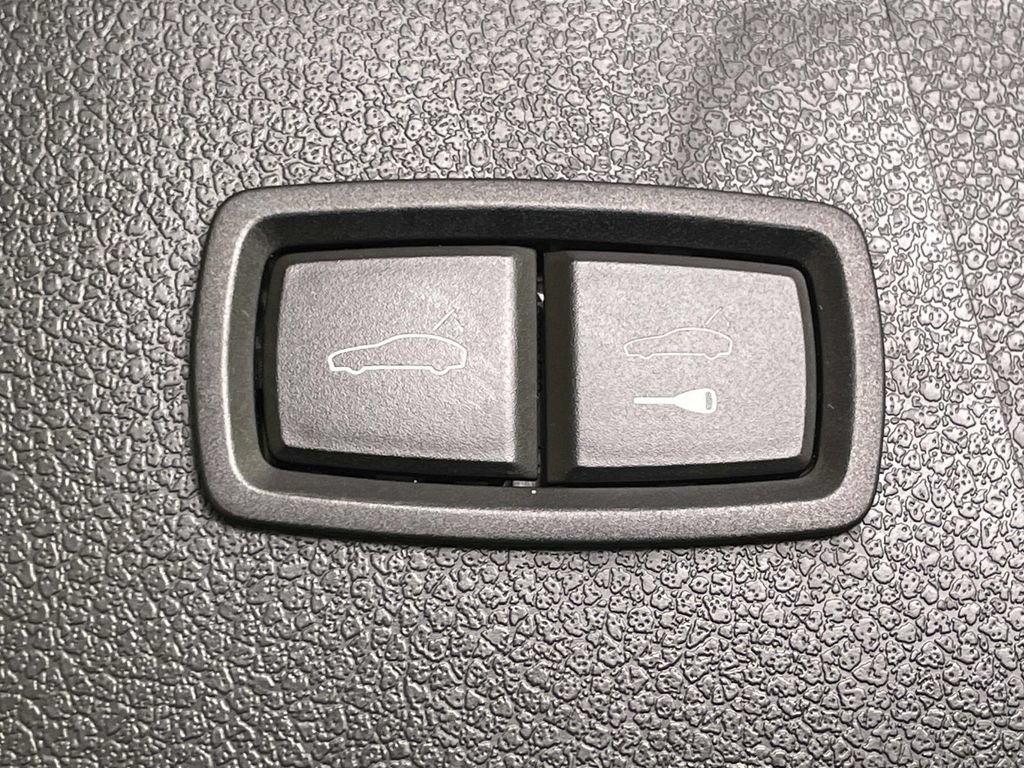 Certified 2023 Porsche Macan AWD/4WD image 21