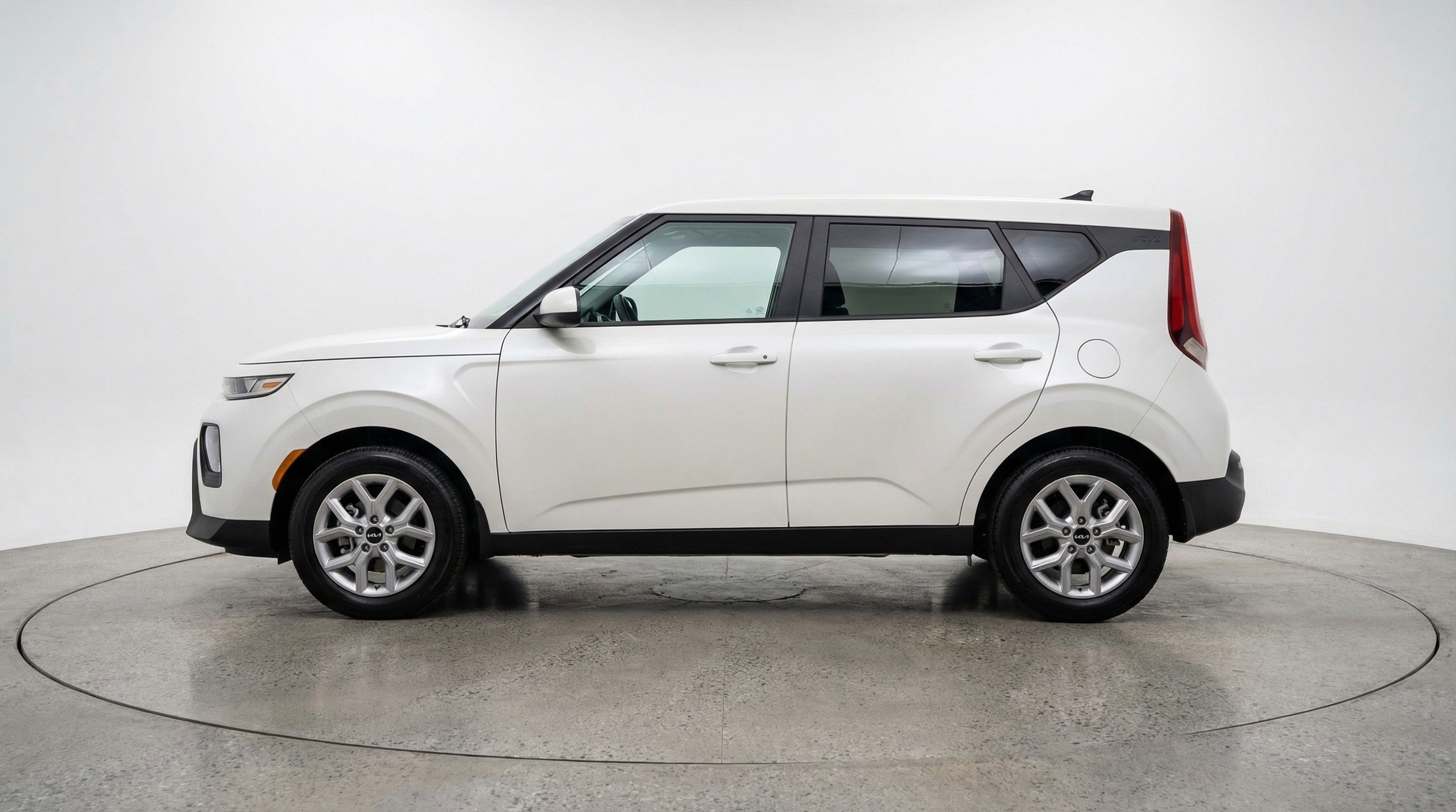 Used 2025 Kia Soul LX w/ LX Technology Package FWD image 5