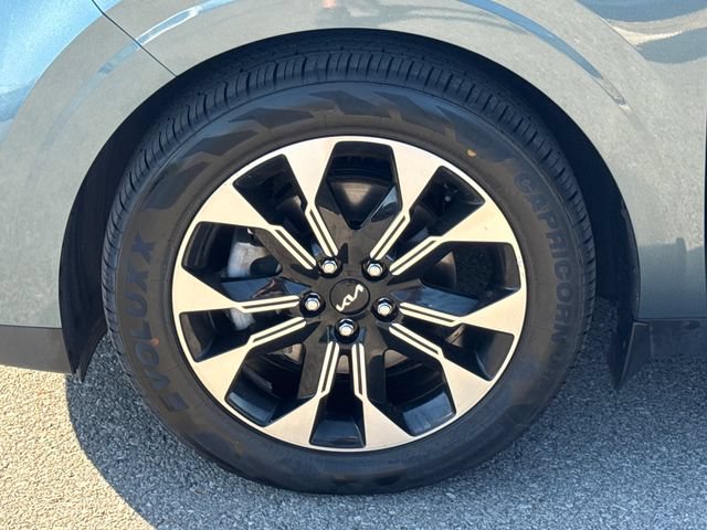 Used 2024 Kia Carnival EX FWD image 23