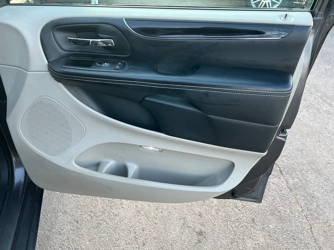 Used 2014 Dodge Grand Caravan SE FWD image 19