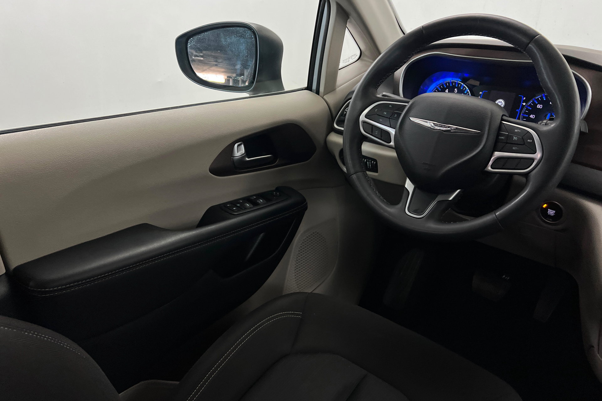 Certified 2023 Chrysler Voyager LX FWD image 11