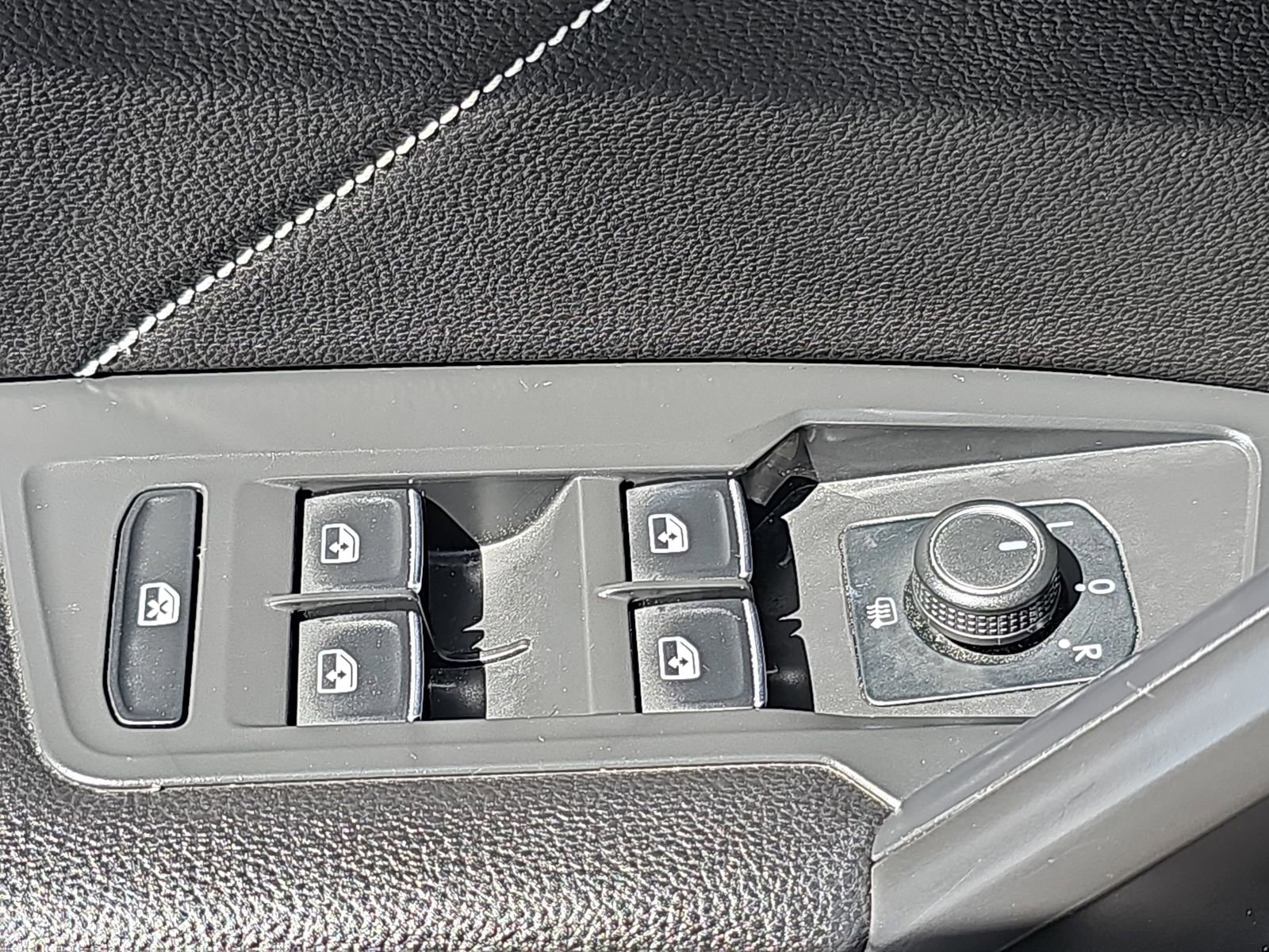 Used 2022 Volkswagen Tiguan SE image 36