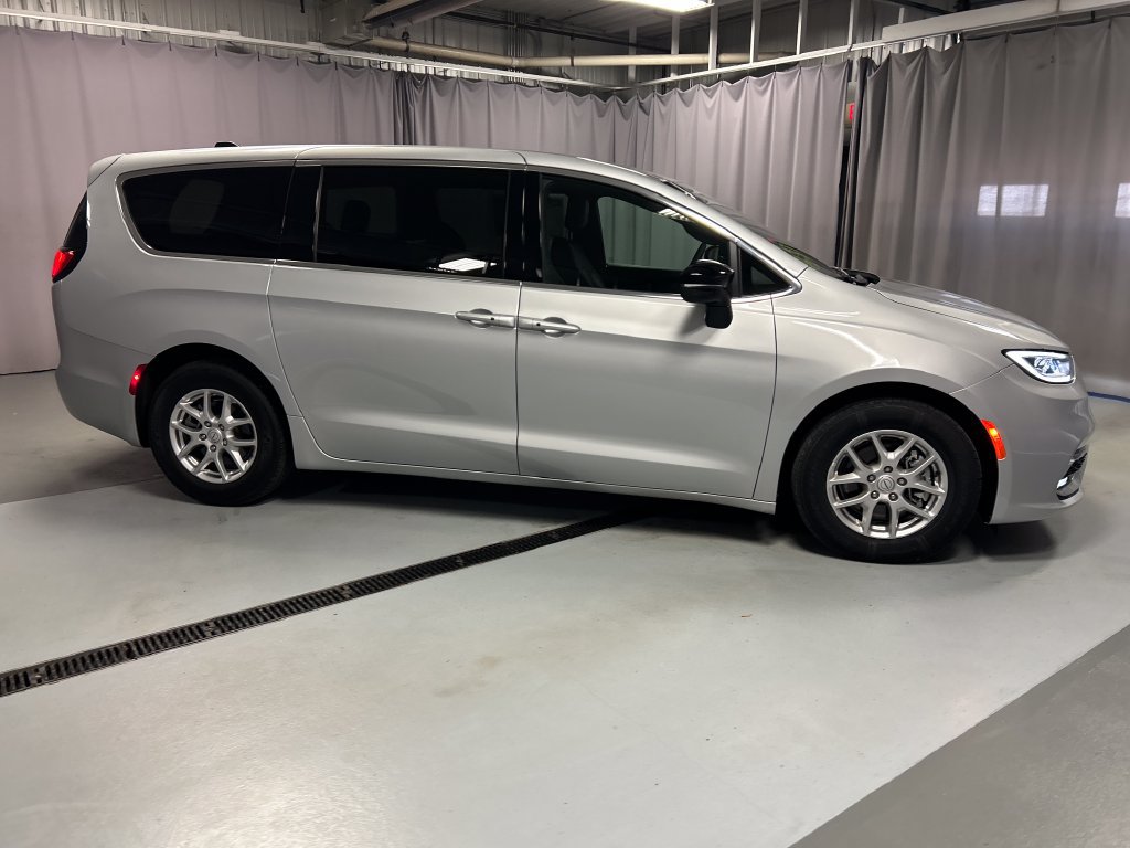 Used 2026 Chrysler Pacifica Select FWD image 8