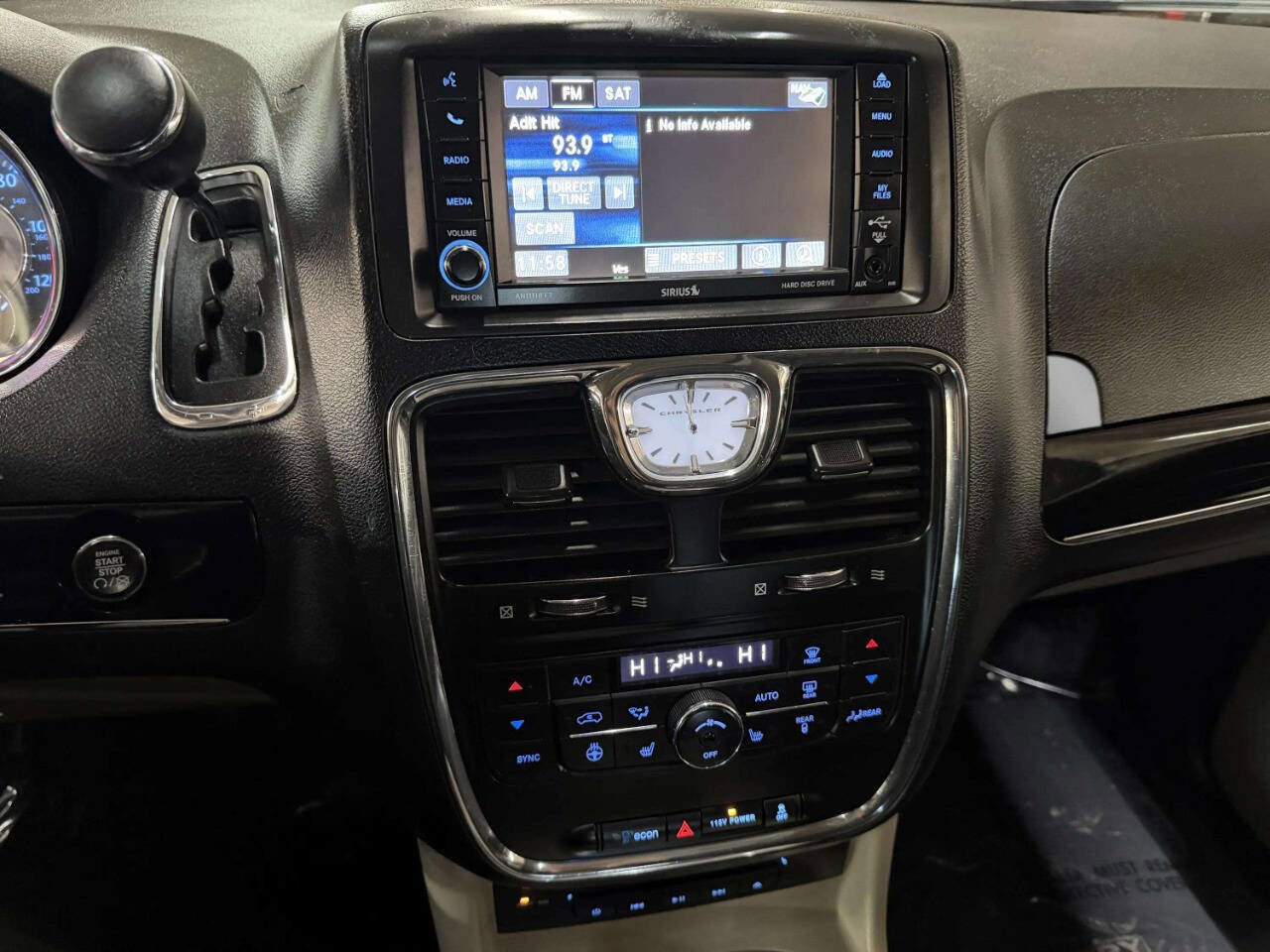 Used 2014 Chrysler Town & Country Touring-L image 40