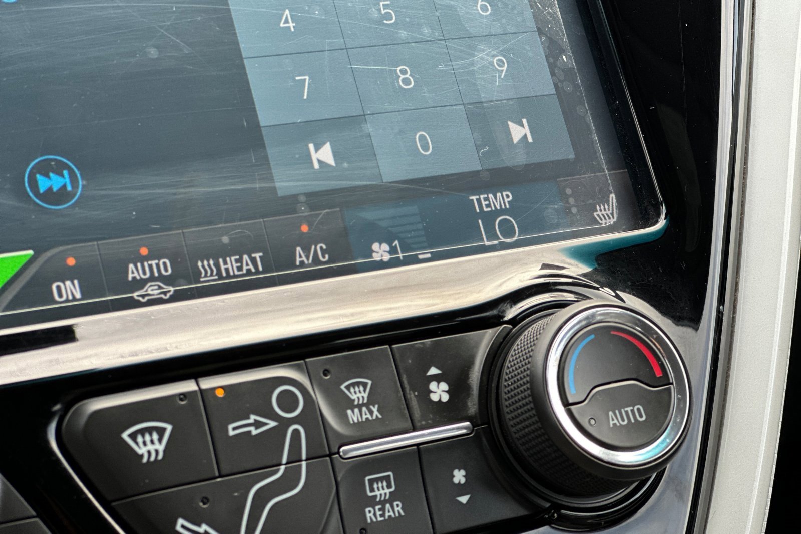 Used 2019 Chevrolet Bolt Premier w/ Infotainment Package image 31