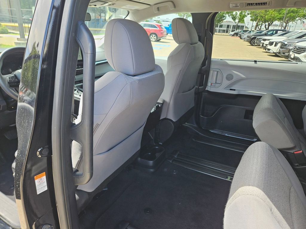 Used 2025 Toyota Sienna LE image 27