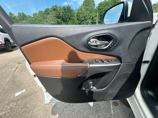 Used 2019 Jeep Cherokee Overland AWD/4WD image 25