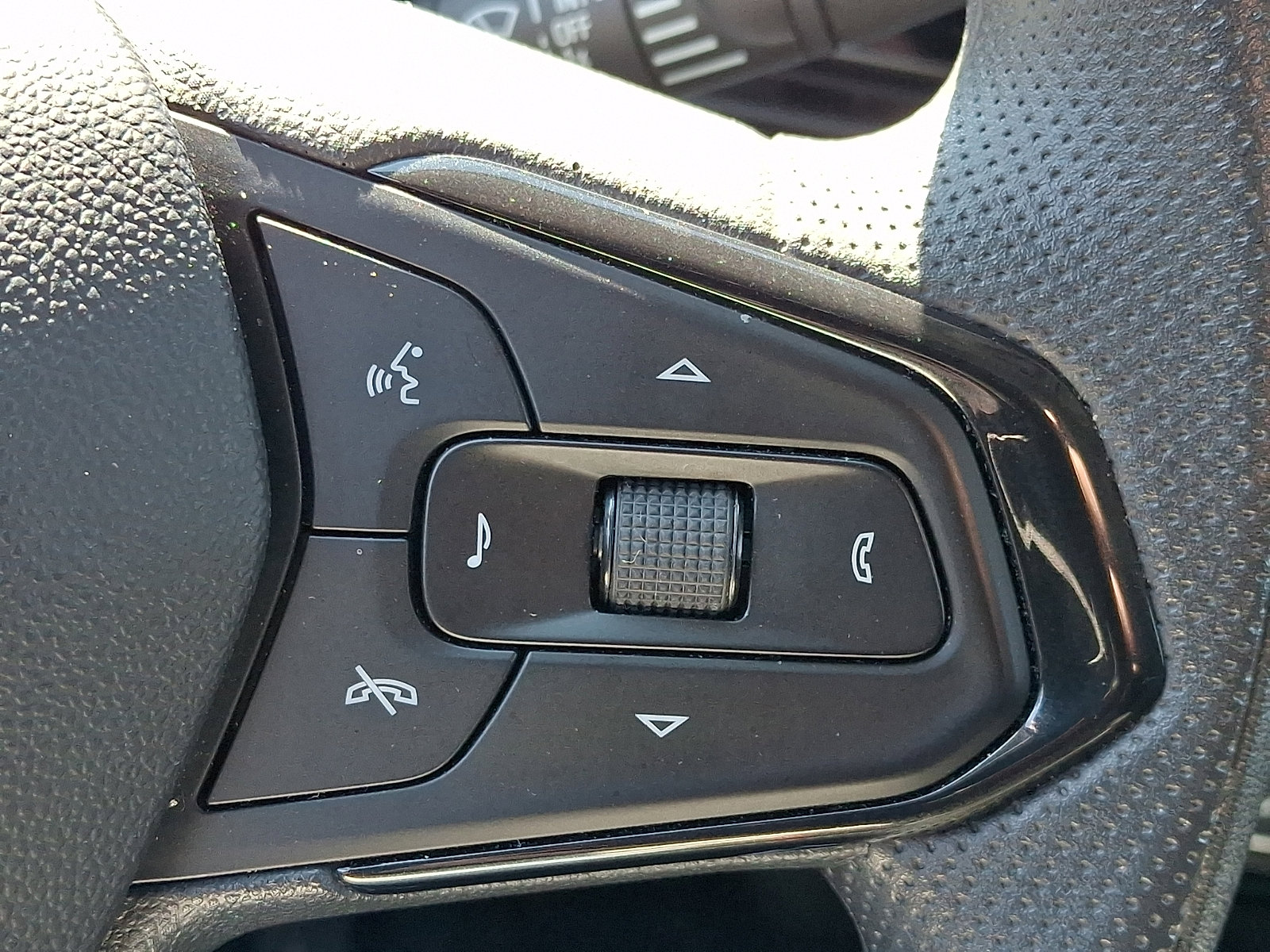 Certified 2025 Chevrolet Trax LT FWD image 22