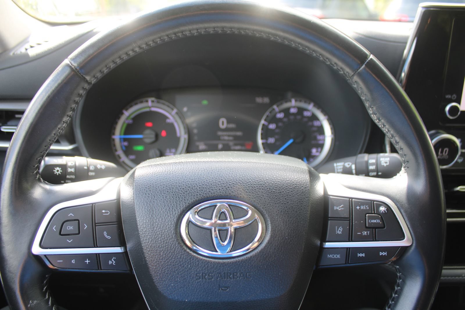 Used 2024 Toyota Highlander LE FWD image 30
