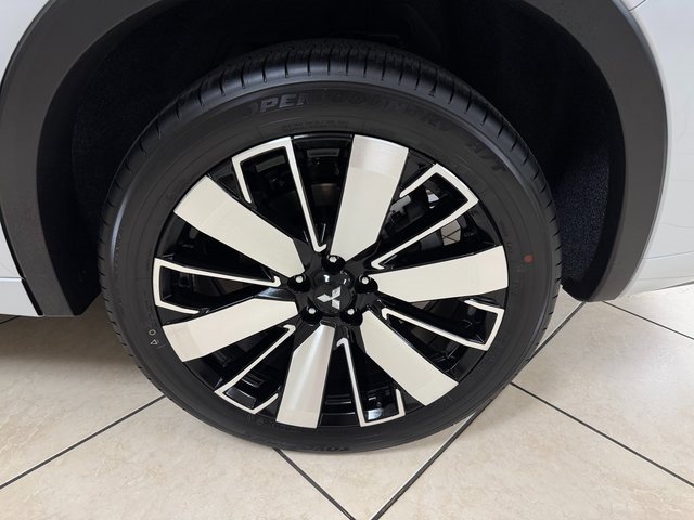 New 2025 Mitsubishi Outlander SEL image 28