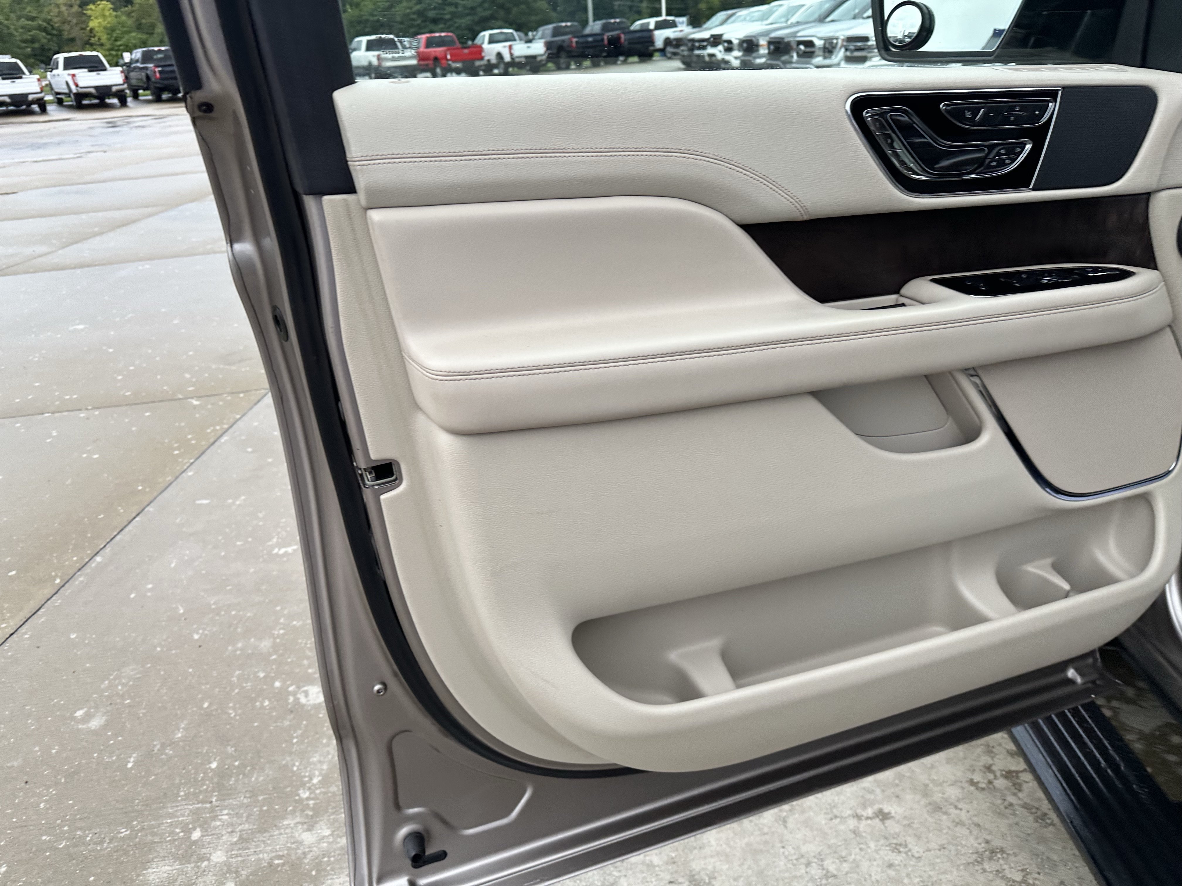 Used 2019 Lincoln Navigator Reserve AWD/4WD image 18