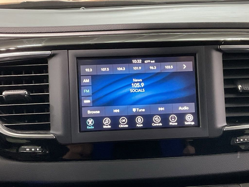 Used 2020 Chrysler Pacifica Touring-L FWD image 14