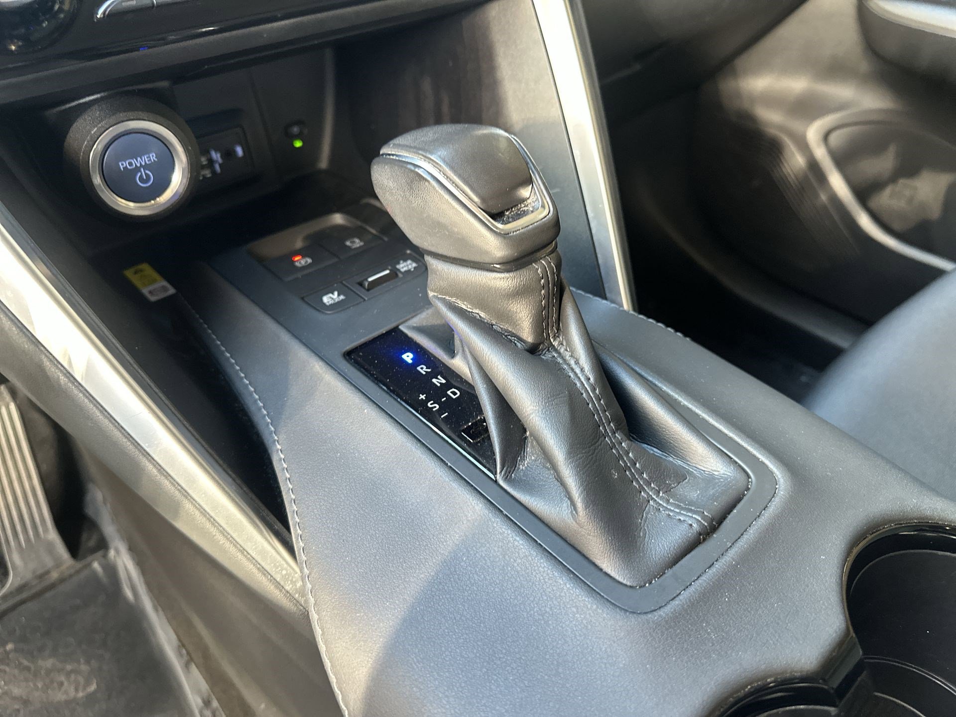 Used 2022 Toyota Venza LE image 19