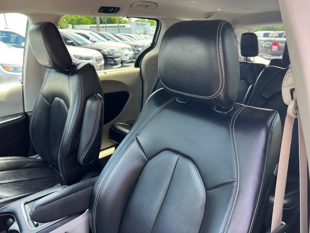 Used 2023 Chrysler Pacifica Touring-L FWD image 13