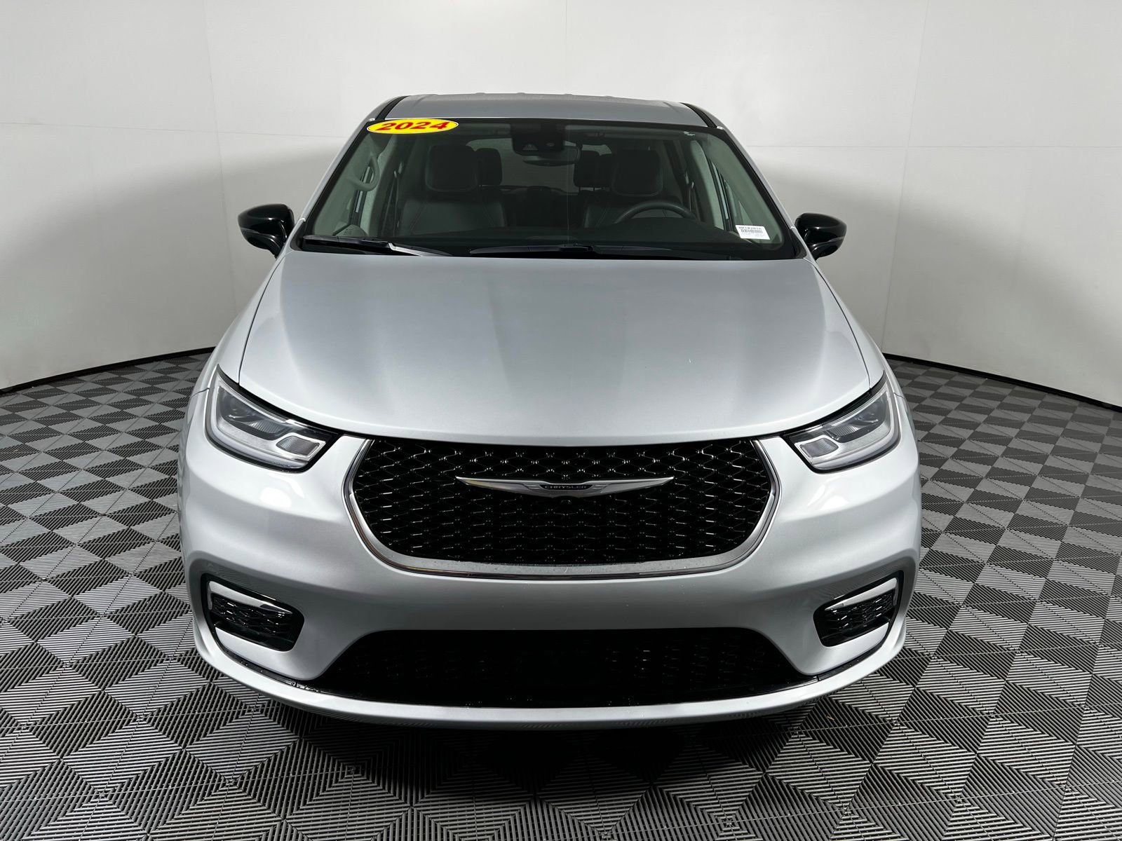 Used 2024 Chrysler Pacifica Touring-L image 2