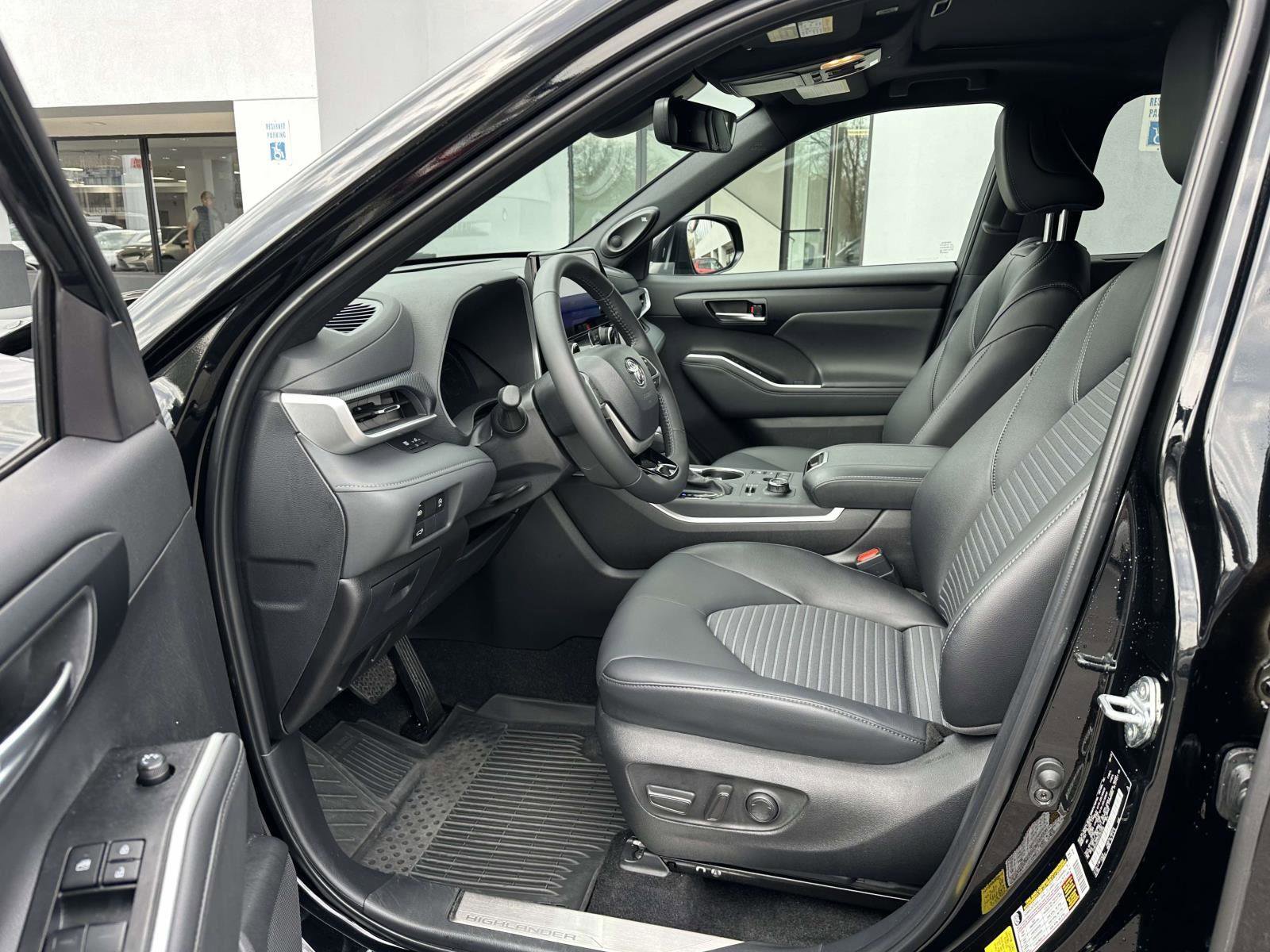 Used 2025 Toyota Highlander XSE image 16