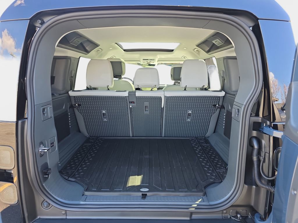 New 2026 Land Rover Defender 110 X-Dynamic SE image 12