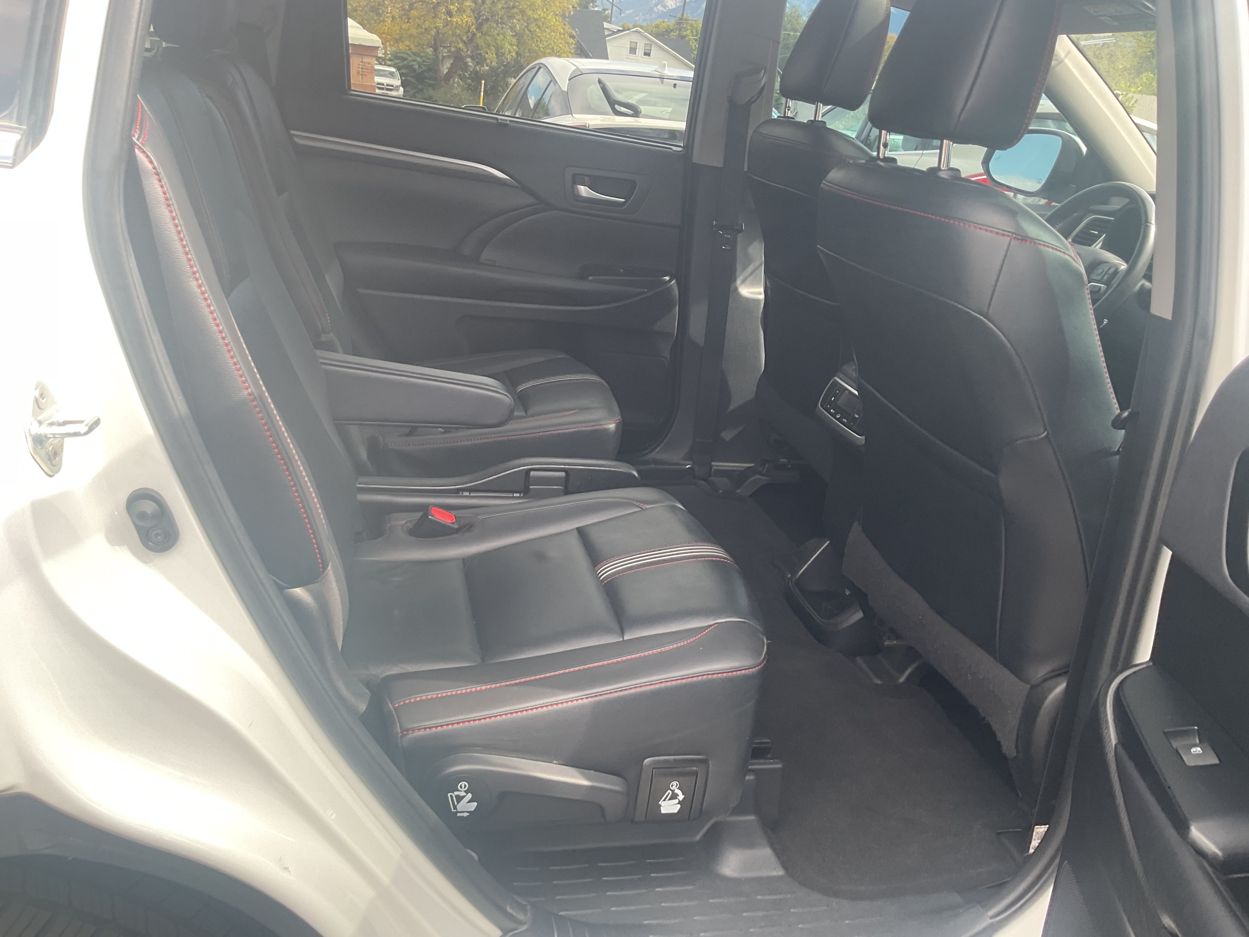 Used 2019 Toyota Highlander SE AWD/4WD image 9