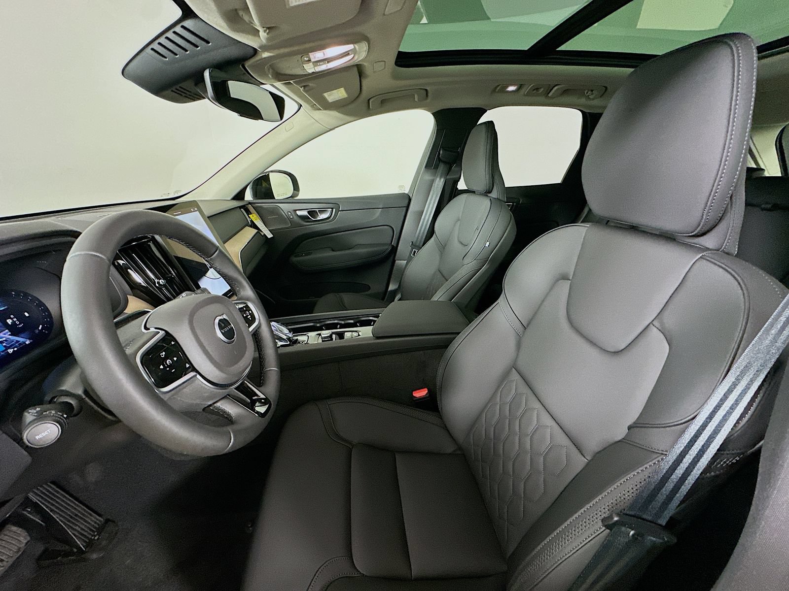 New 2026 Volvo XC60 B5 Plus w/ Protection Package Premier AWD/4WD image 31