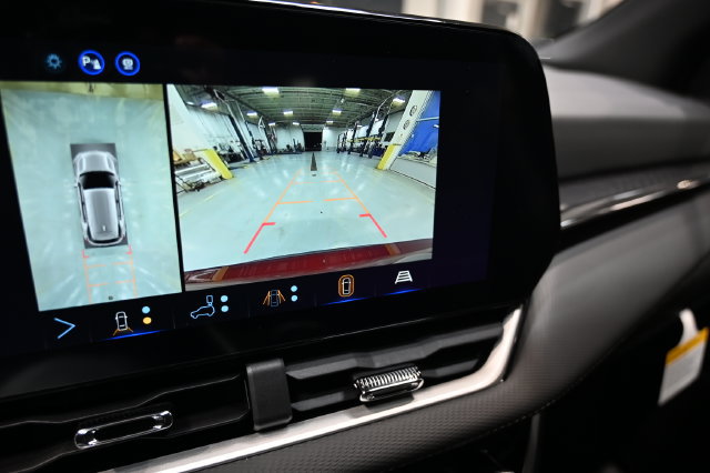 New 2027 Chevrolet Equinox LT w/ Convenience Package II FWD image 16