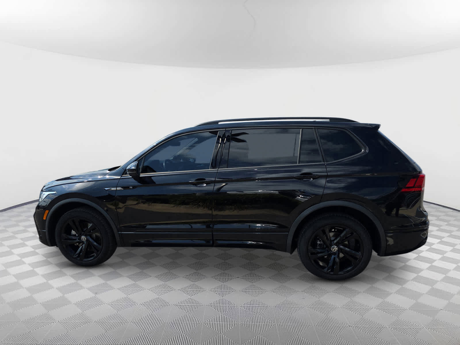 Used 2023 Volkswagen Tiguan SE R-Line image 4