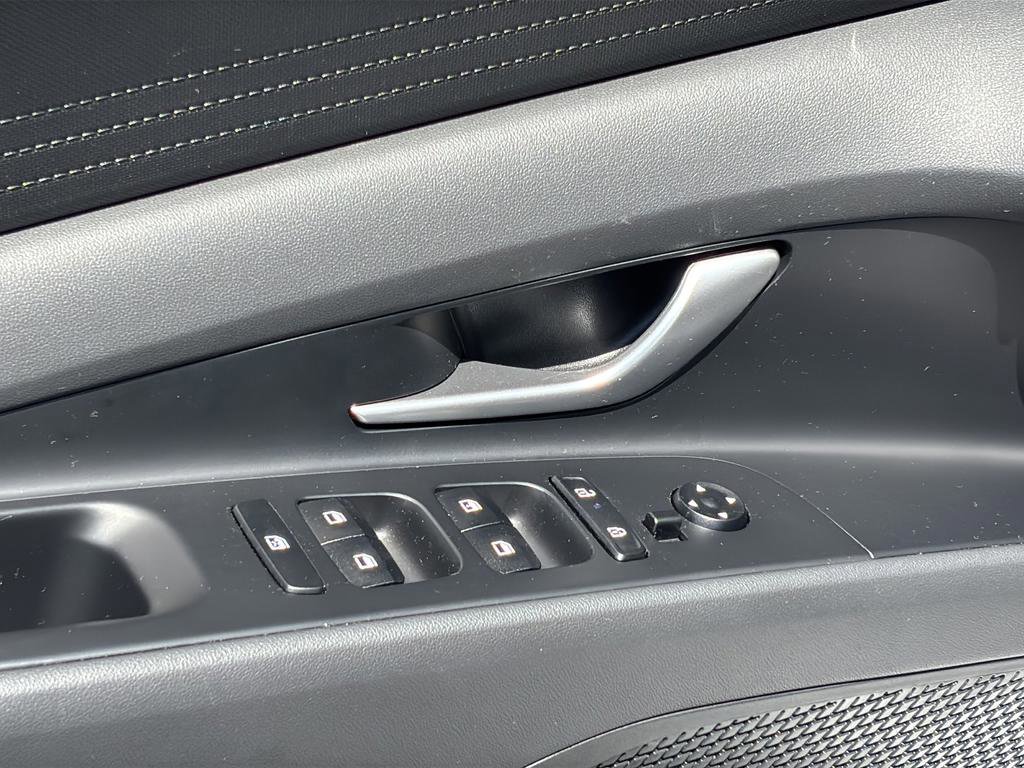 Used 2025 Hyundai Elantra SE FWD image 12