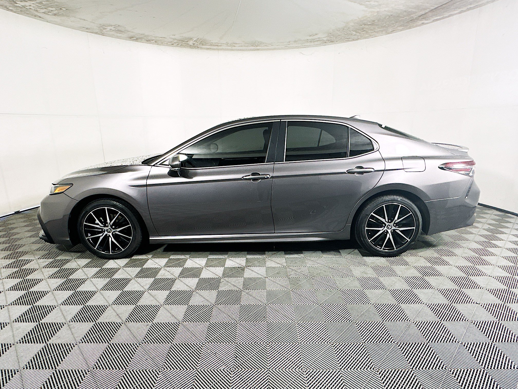 Used 2022 Toyota Camry SE w/ Convenience Package FWD image 6