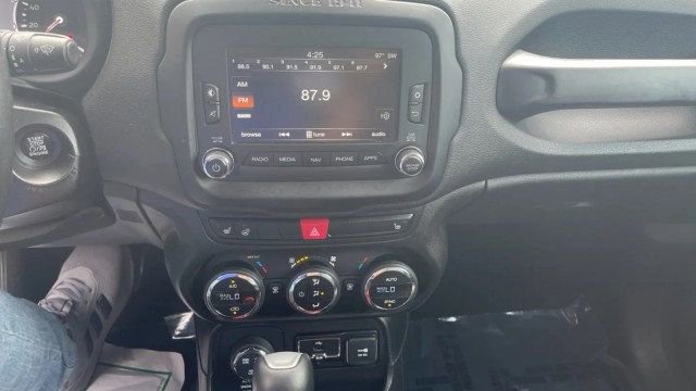 Used 2017 Jeep Renegade Trailhawk w/ Premium Trailhawk Package AWD/4WD image 18