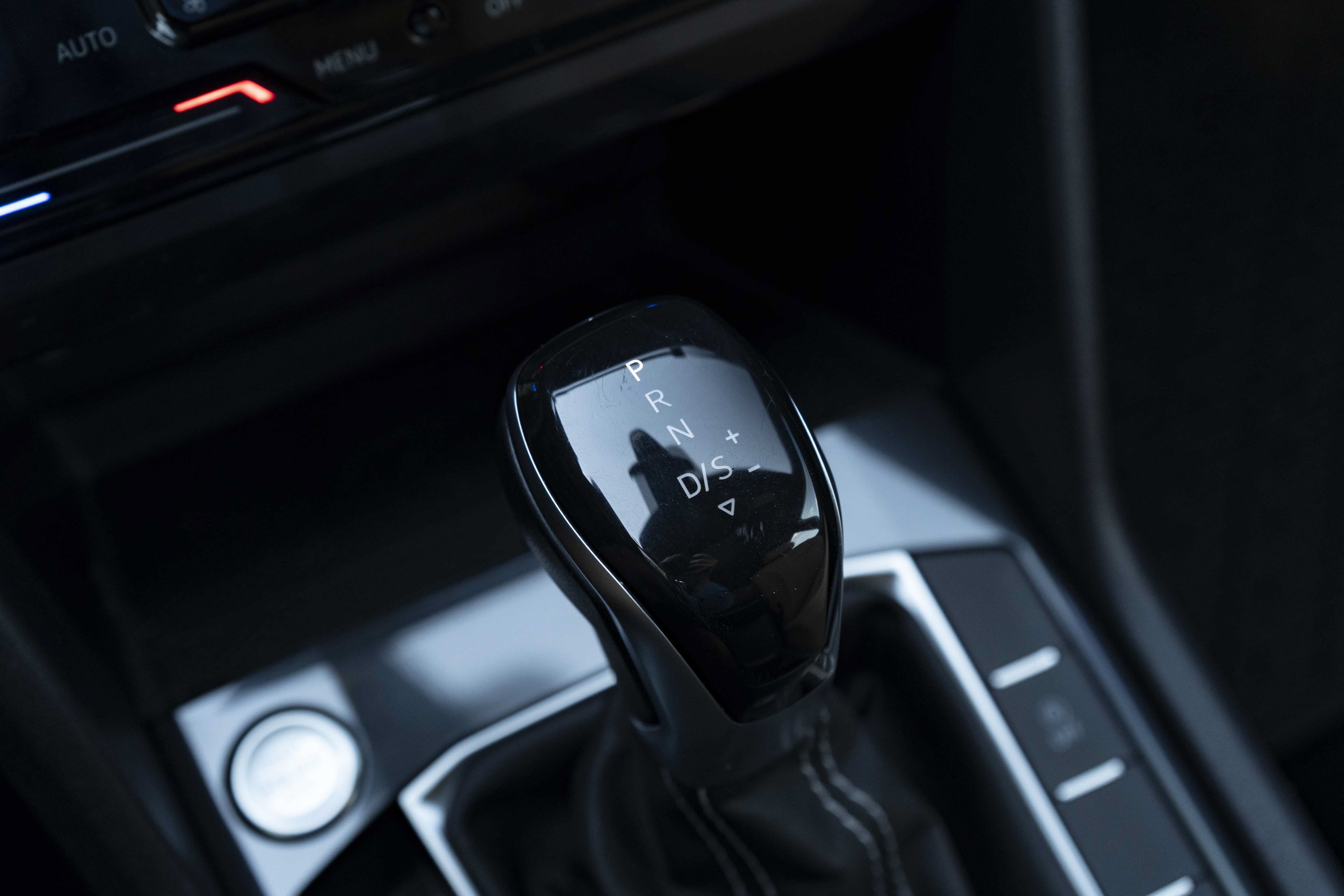 Certified 2022 Volkswagen Tiguan SE R-Line FWD image 31